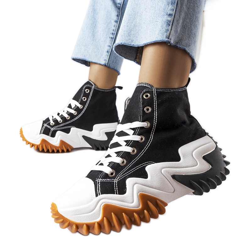 Zapatillas negras con suela gruesa de Toro. negro