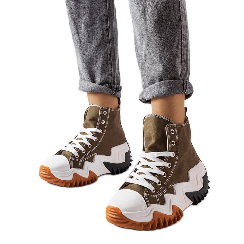 Zapatillas verdes con suela gruesa de Toro.