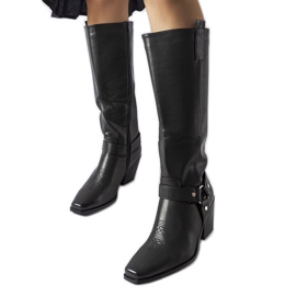 Botas de vaquero negras en el poste. negro Botas de vaquero negras en el poste. negro