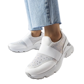 Zapatillas blancas con pedrería de Algiso blanco