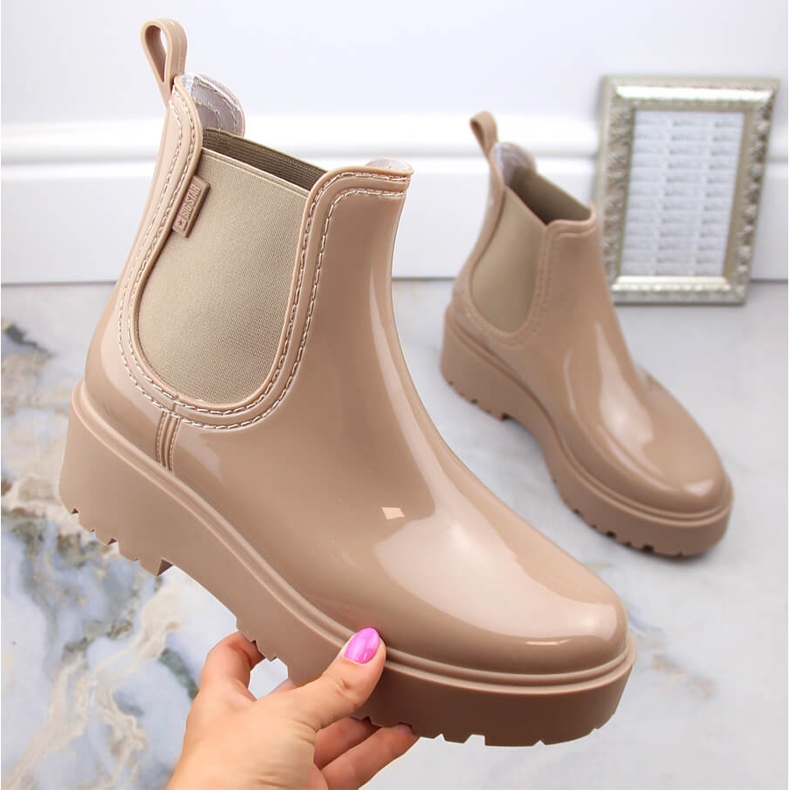 Botines chelsea de mujer lacados en la plataforma beige Big Star MM274396