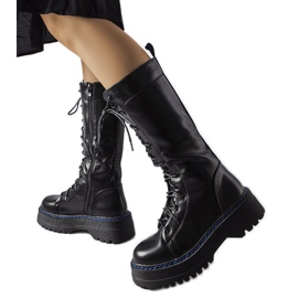 Botas aislantes negras en la plataforma Hide. negro