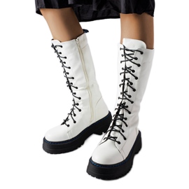 Botas aislantes blancas en la plataforma Hide. blanco