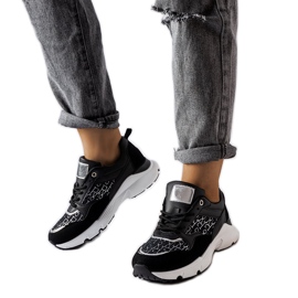 Zapatillas negras con decoración plateada de Rio blanco