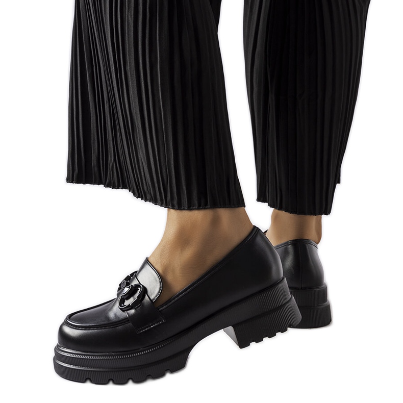 Mocasines negros con hebilla negra de Morubio