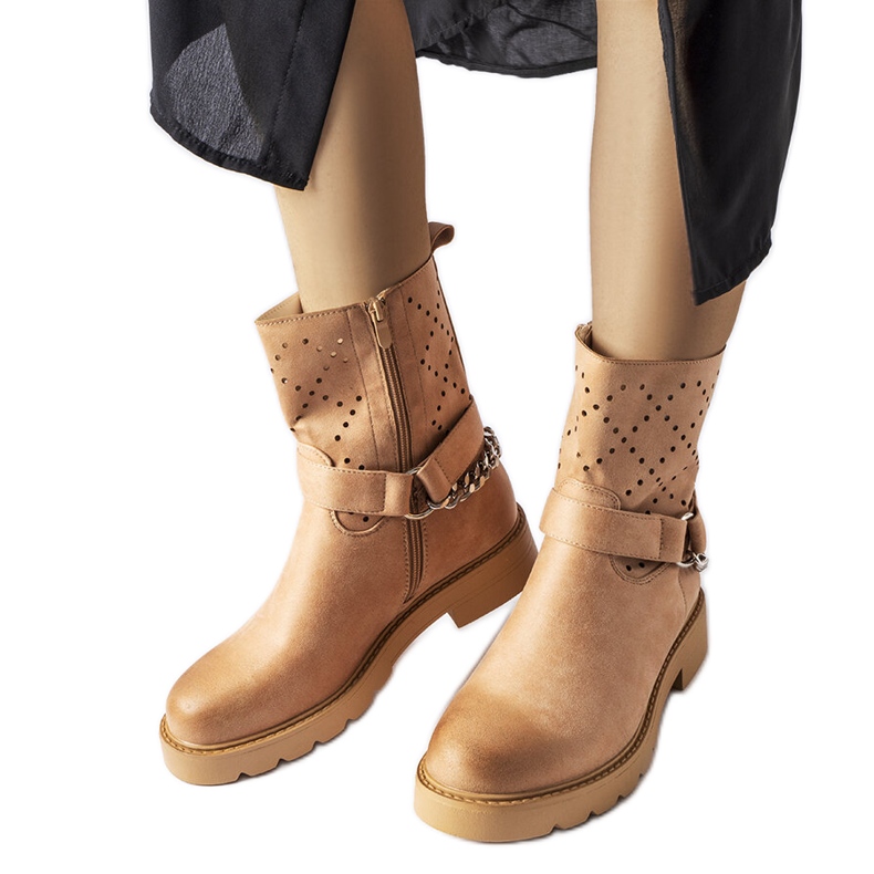 Botas beige caladas con cadena de Procopio
