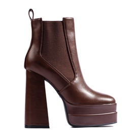 Botas Shelovet con plataforma marrón y goma elástica.