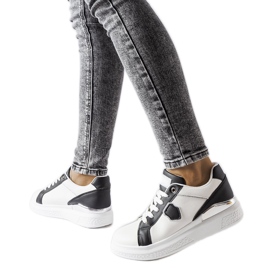 Zapatillas blancas y negras con detalles plateados de Via blanco