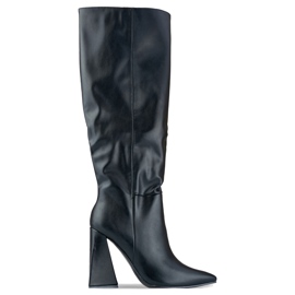 Botas negras de tacón confeccionadas en ecopiel. negro