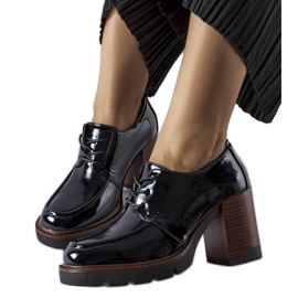 Zapatos de charol negros con tacón alto de Vinceza.