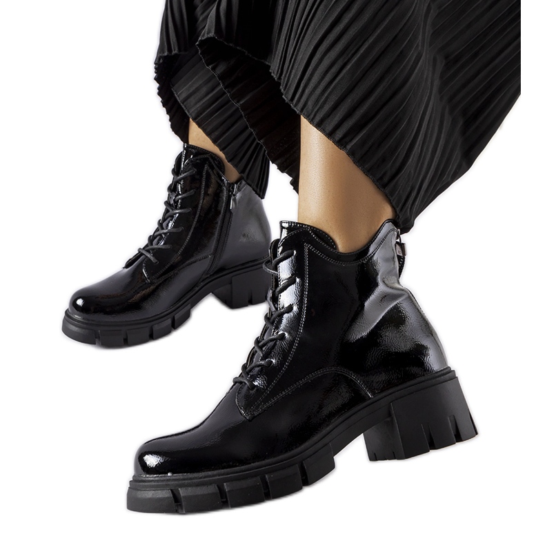 Botines negros de charol con aislamiento de Vinceza