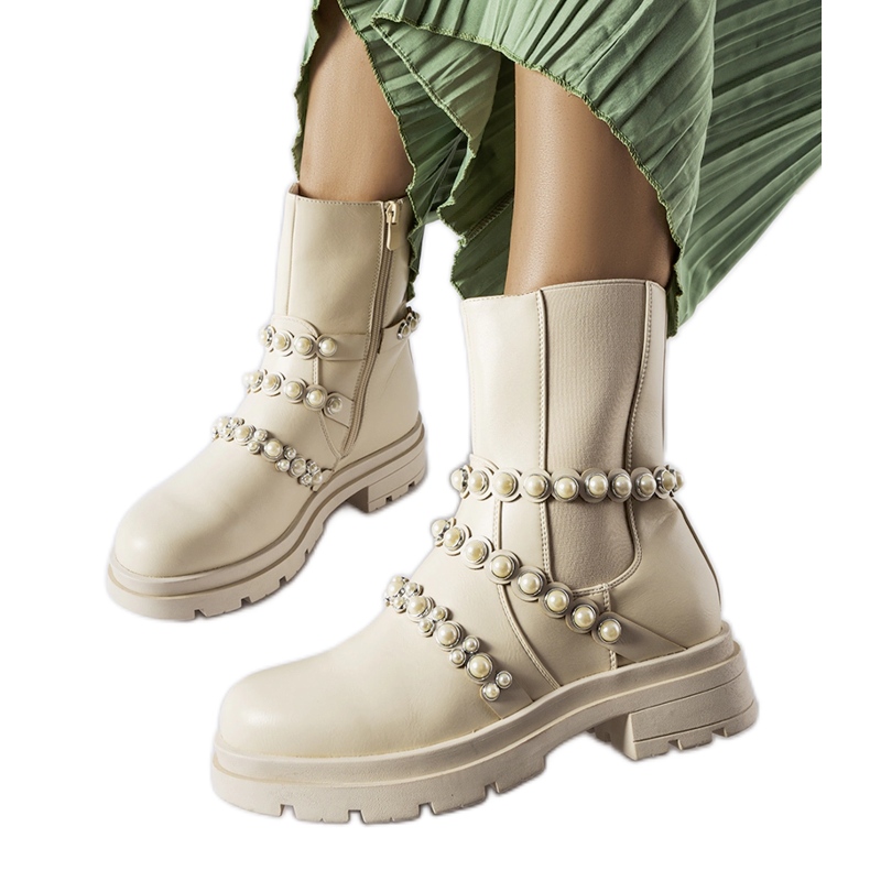 Botines beige decorados con perlas Callicratide Botines beige decorados con perlas Callicratide