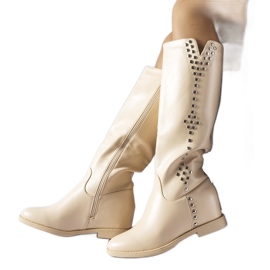 Botas de cuña beige decoradas con broches Vito