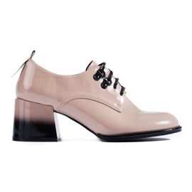 Zapatos de tacón beige con cordones de charol de Shelovet