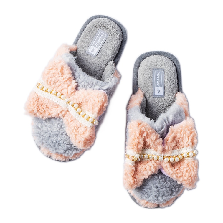 Pantuflas grises y rosas con lazo.