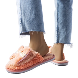 Zapatillas naranjas con lazo.