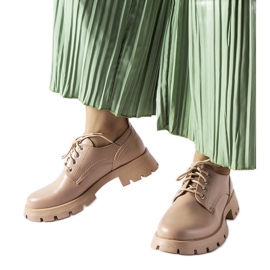 Zapatos beige con acabado Charleston mate.