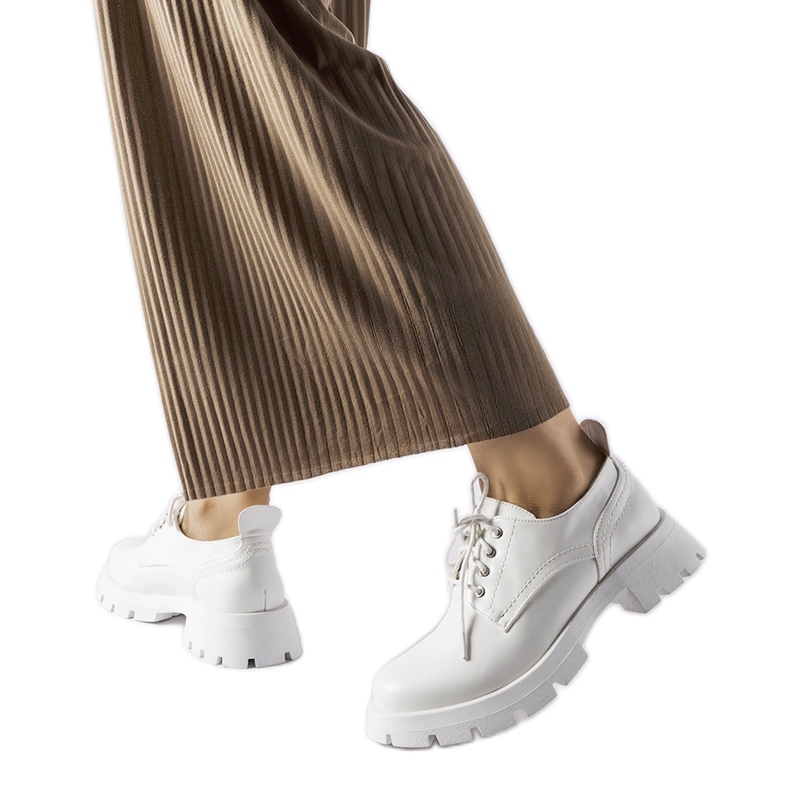 Zapatos blancos con acabado Charleston mate.