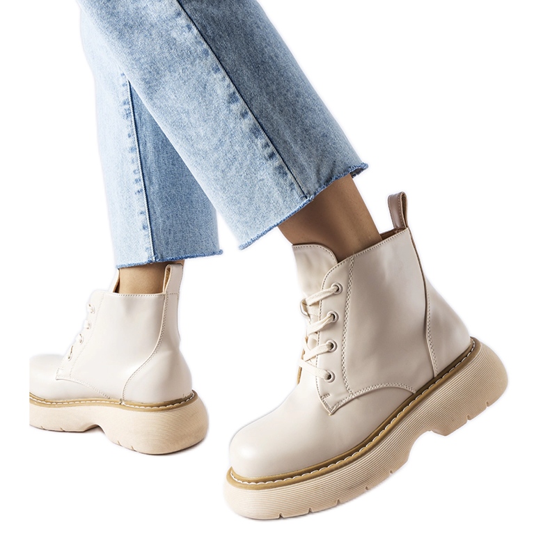 Botas de trabajo beige sobre plataforma gruesa Sacco.