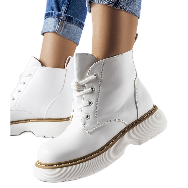 Zapatos de trabajadores blancos sobre una gruesa plataforma Sacco.