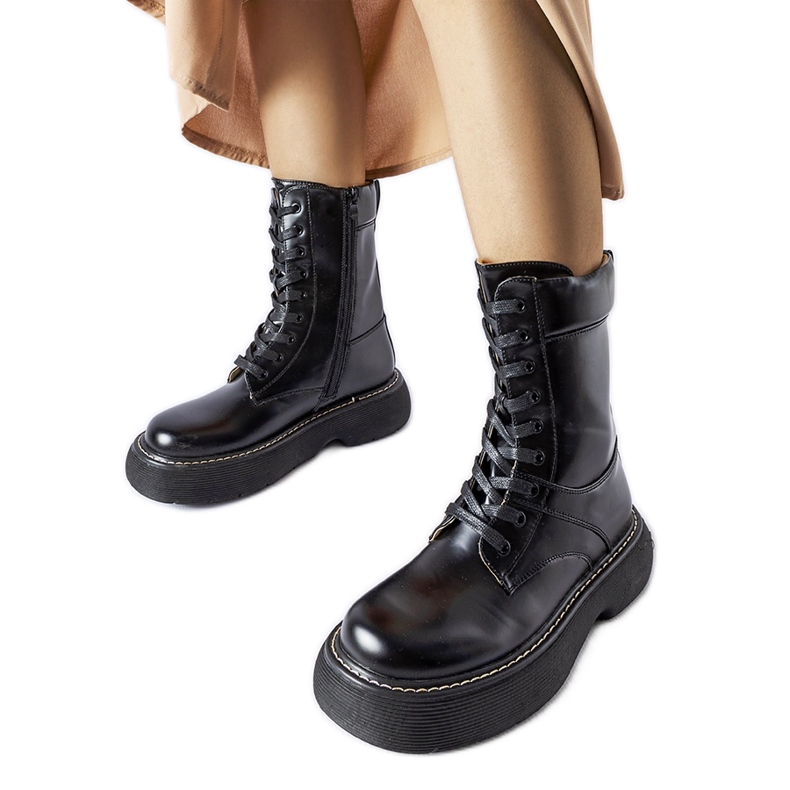 Botas de trabajo con aislamiento negro sobre la plataforma Davi Botas de trabajo con aislamiento negro sobre la plataforma Davi