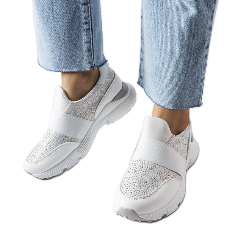 Zapatillas blancas con adornos Milea plateados. blanco