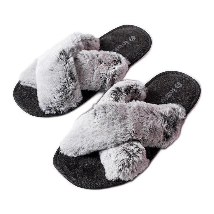 Pantuflas grises con pelo de Domenica