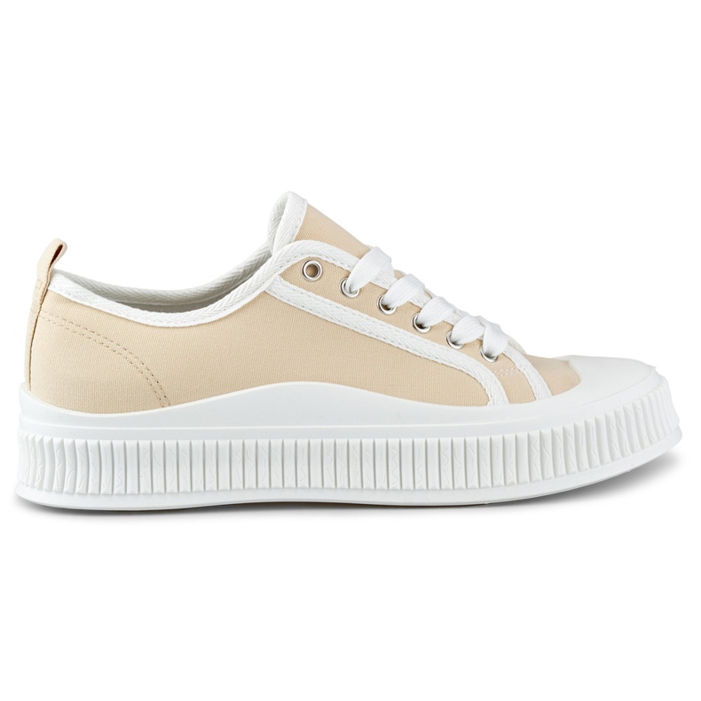 Zapatillas de mujer beige con suela blanca.