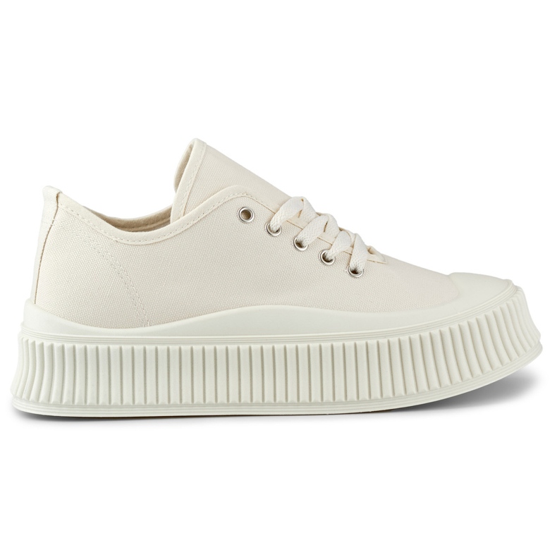 Zapatillas de mujer beige claro con suela gruesa.