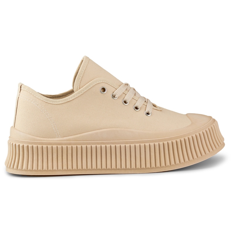 Zapatillas de mujer beige con suela gruesa.