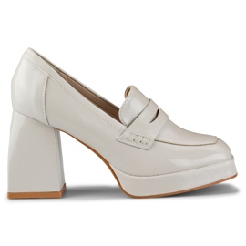 Zapatos de mujer de charol con tacones altos. beige