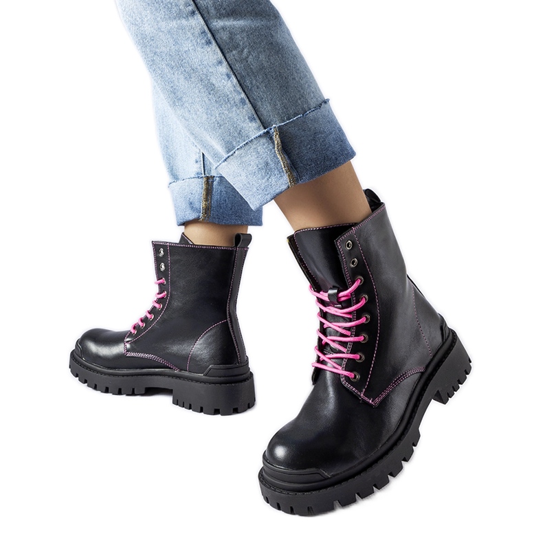 Inna Botas negras con hilo decorativo Oberto rosa. negro
