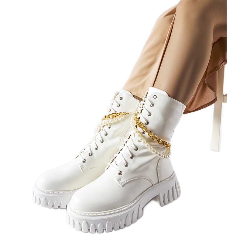 Botas blancas con perlas y cadena Mira. blanco