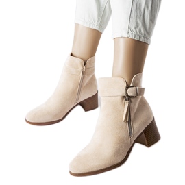Botines de tacón bajo beige de Bédard