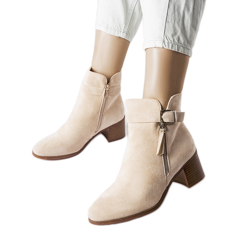 Botines de tacón bajo beige de Bédard