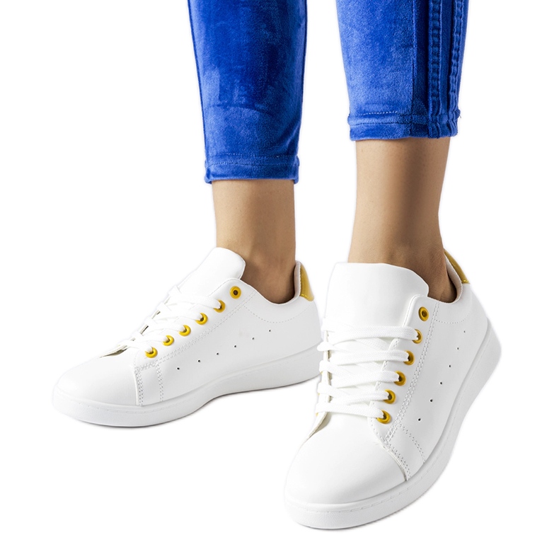 Zapatillas Bushnell blancas con detalles en amarillo. blanco