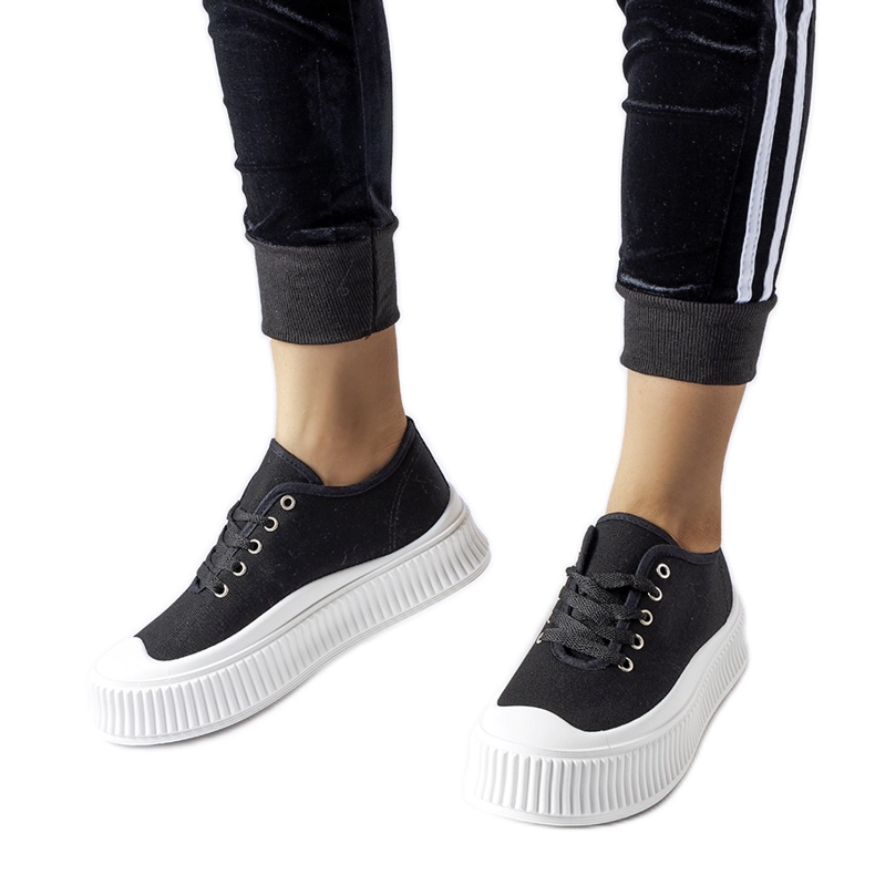 Zapatillas negras sobre plataforma gruesa Rina blanca. negro Zapatillas negras sobre plataforma gruesa Rina blanca. negro