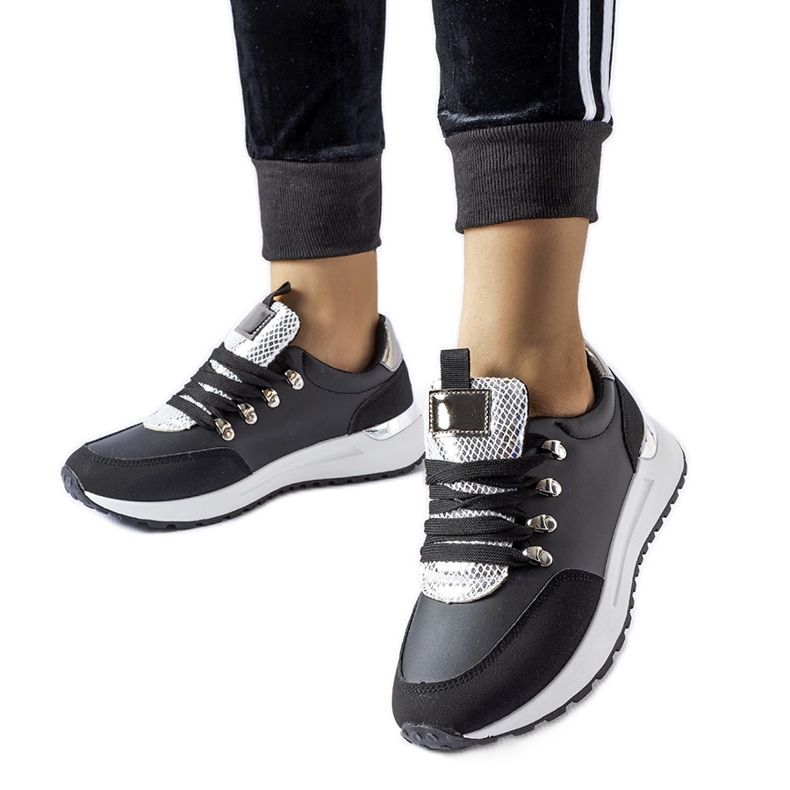 Zapatillas negras con decoración Frum plateada. negro