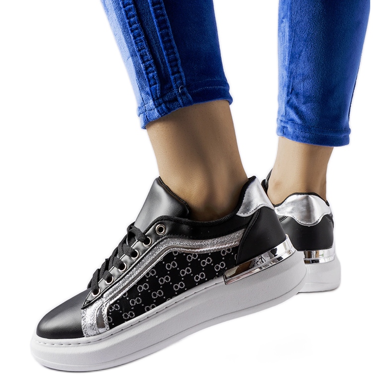Zapatillas negras con decoración Leo plateada. negro Zapatillas negras con decoración Leo plateada. negro