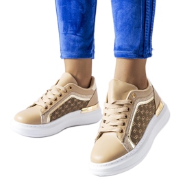 Zapatos beige decorados con purpurina en la plataforma Leo. Zapatos beige decorados con purpurina en la plataforma Leo.