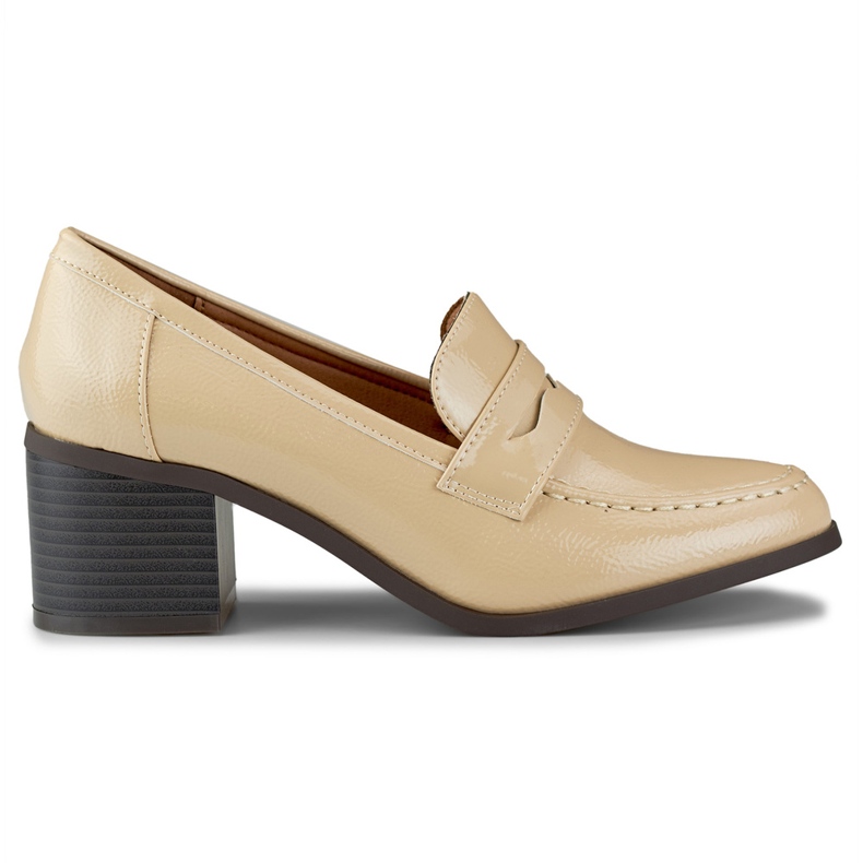 Zapatos beige de mujer con tacón bajo.