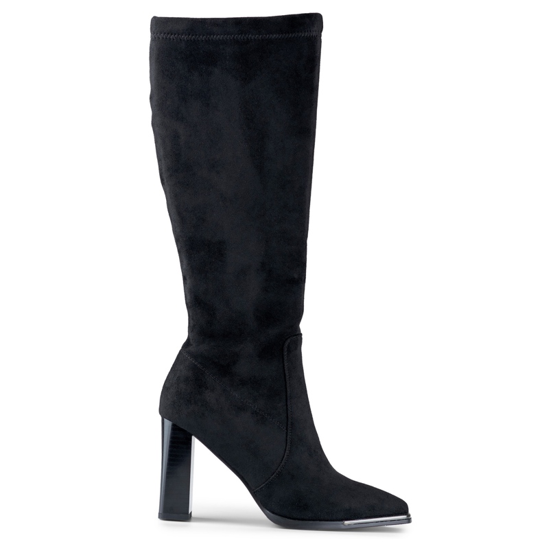 Botas de mujer de ante negro con puntera decorativa.