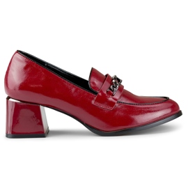 Zapatos rojos elegantes de tacón bajo.