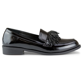 Zapatos de mujer elegantes charol negro con decoración.