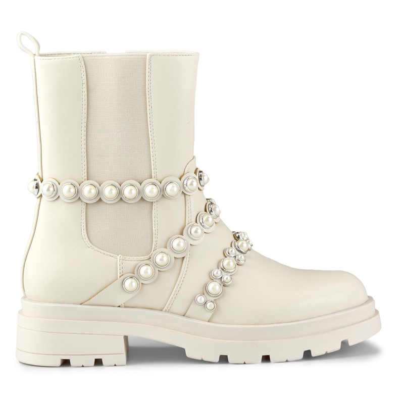 Botines de mujer beige con complementos decorativos.