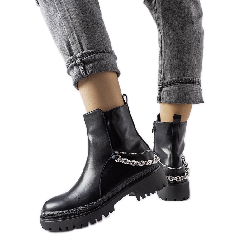 Botines negros con cadena Muqaddim