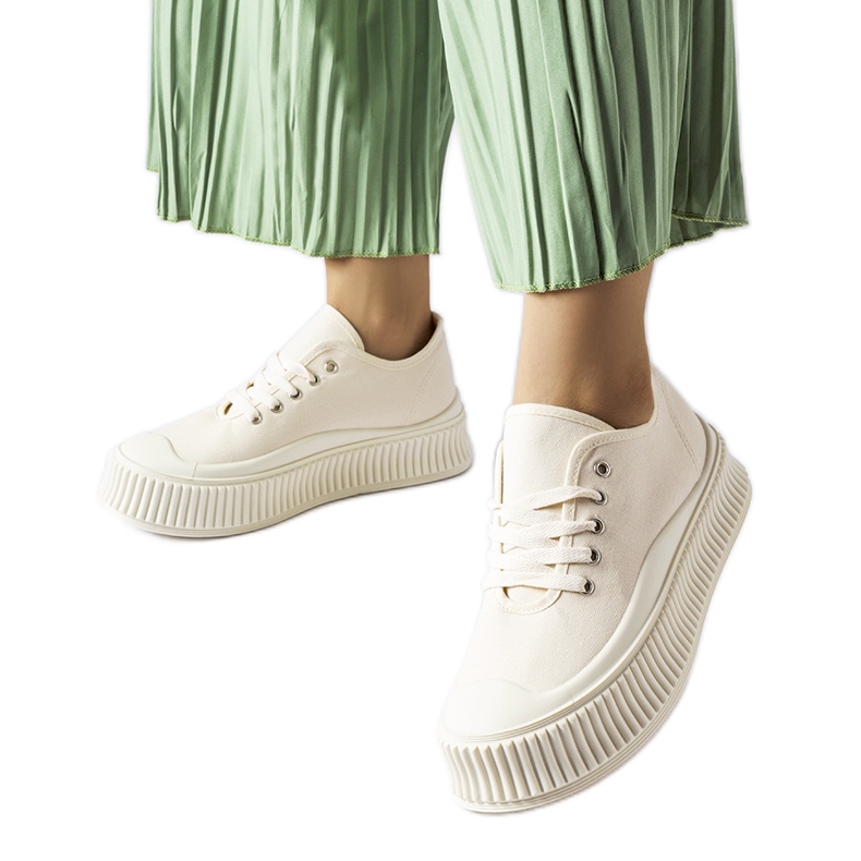 Zapatillas beige sobre plataforma gruesa Rina.