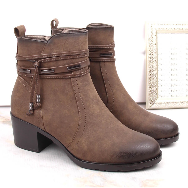 Botas de mujer de tacón con adorno, aislantes marrones Jezzi ASA128-37 marrón