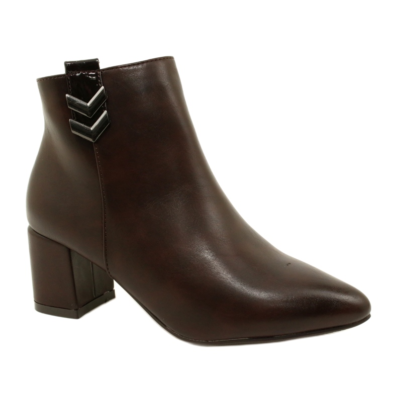 M.Daszyński Botas para mujeres para un control deslizante aislado marrón M.Daszyński Botas para mujeres para un control deslizante aislado marrón