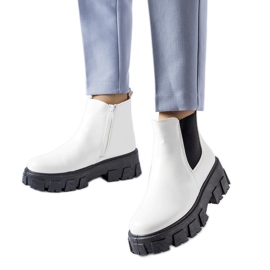 Enormes botines Petronio en blanco y negro.